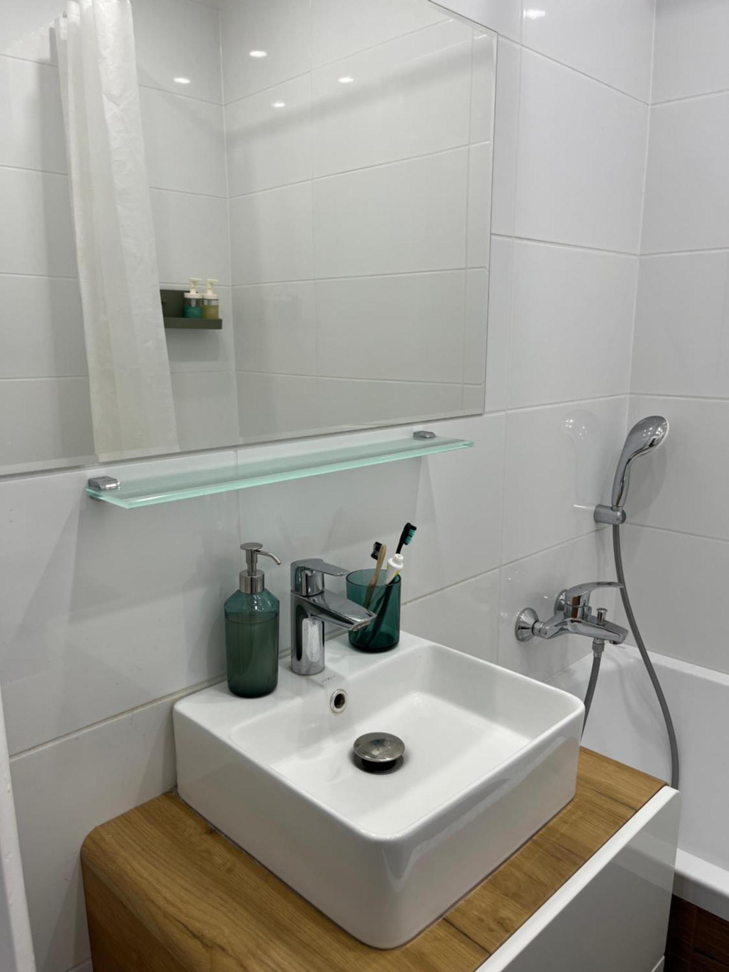 Elegant Escape Apartment III - Free Parking, Easy Access To City Center Bratislava Esterno foto